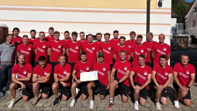 Die zweite Mannschaft des TSV Königstein mit ihren Trainern und Betreuern nach ihrer Eintragung ins Goldene Buch des Marktes Königstein im Beisein des 1. Bürgermeisters Jörk Kaduk. (Bild: Leonie Tafelmeier)