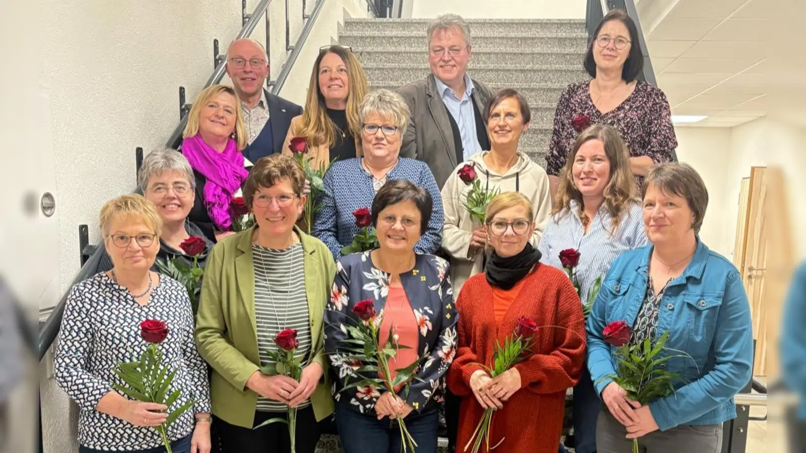 Vorne v. links: Silvia Dietl, Elisabeth Nickl, Maria Seitz, Melanie Reis, Sieglinde Kroher; 2. Reihe v. links: Angelika Melchner, Martha Bauer, Christine Walberer, Michaela Reiß, Teresa Nickl; 3. Reihe v. links: Albert Nickl, Sandra Edl, Pater Adrian Kugler, Karin Kausler (Bild: Sonja König)