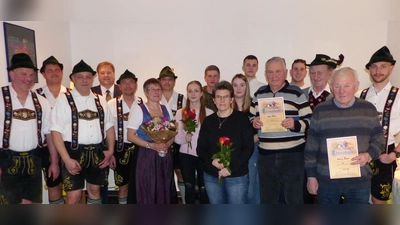 Der Kastler Trachtenverein Sechs Lilien wählt eine neue Vereinsführung mit Vorsitzendem Wolfgang Pöllath (Dritter von links) an der Spitze und ehrt langjährige Mitgliedern. Bürgermeister Stefan Braun (Vierter von links) und Willi Sossau (Dritter von rechts) vom Gebiet West der Trachtler gratulieren. (Bild: jp)