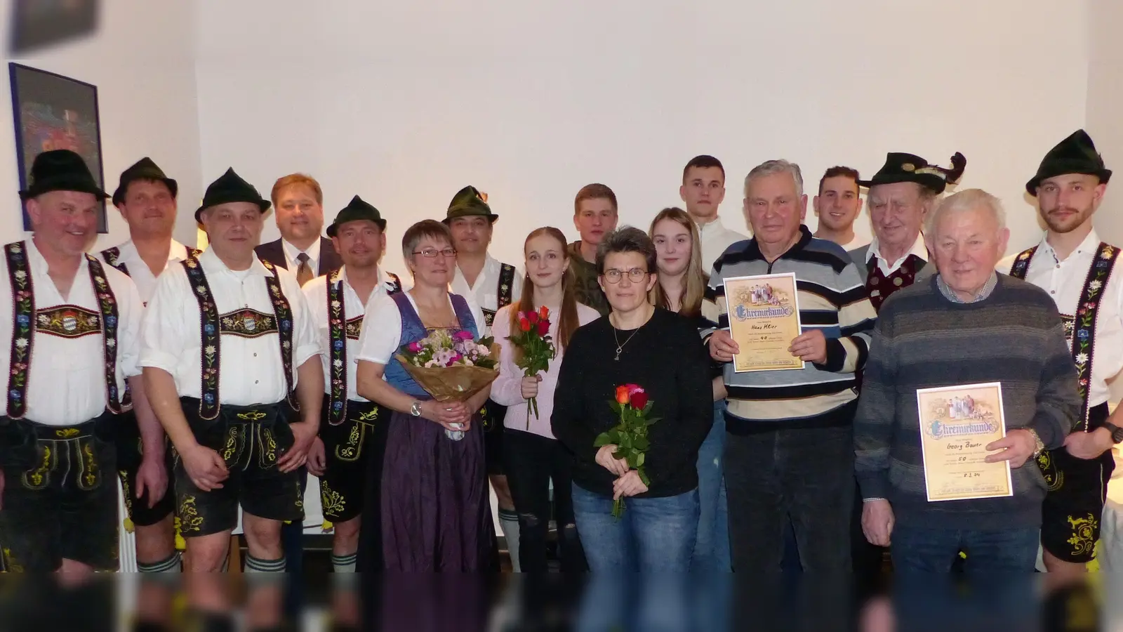 Der Kastler Trachtenverein Sechs Lilien wählt eine neue Vereinsführung mit Vorsitzendem Wolfgang Pöllath (Dritter von links) an der Spitze und ehrt langjährige Mitgliedern. Bürgermeister Stefan Braun (Vierter von links) und Willi Sossau (Dritter von rechts) vom Gebiet West der Trachtler gratulieren. (Bild: jp)