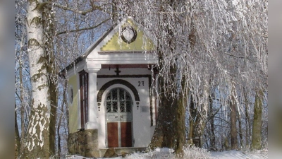 „Die Wacht” bei der „ Fehlner Kapelle” bei Bittenbrunn. Hier kreuzten sich die Hohe Straße und der Bistumer Steig, aus der Richtung des heutigen Eger kommend zur Keltensiedlung Manching. (Bild: schß)