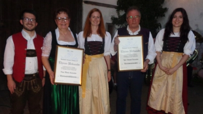 Die Geehrten Eduard und Maria Kunschir mit den drei Vorständen Michael Simbeck, Theresa Bauer und Susanne Hutzler (von links) (Bild: Annemarie Mösbauer )