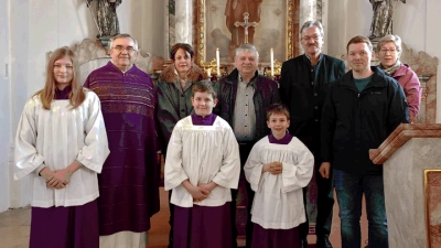 Pfarrer Slawomir Niemzceweski, Irene Hofmeister-Sperl, Martin Färber, Johannes Bösl und Agnes Graf (hinten von links) bei der Verabschiedung von Josef Donhauser (hinten Mitte) aus der Kirchenverwaltung Thanheim  (Bild: Lothar Trager)