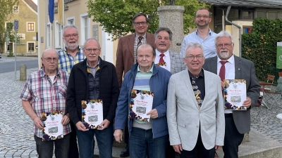 Vor dem gemütlichen Beisammensein: Gruppenfoto mit den Geehrten vor dem Gänselieselbrunnen auf dem Marktplatz in Luhe (Bild: Lutz Hengge)