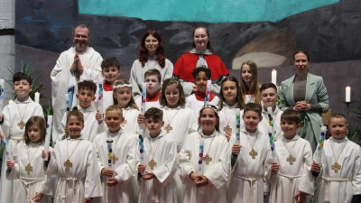 Vierzehn Kinder feierten mit Pfarrer Thomas Stohldreier (hinten rechts) und mit Religionslehrerin Julia Plödt (hinten links) in Pirk Erstkommunion. (Bild: Stefan Bayerl)