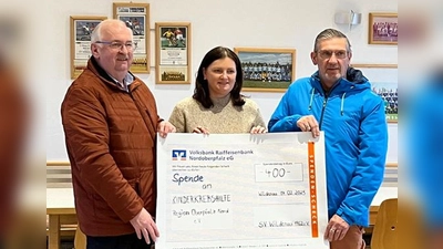 Auf dem Bild: Herbert Putzer (Kinderkrebshilfe), Angelika Zeitler und Peter Schieder (beide Sportverein Wildenau). (Bild: Peter Wittmann)