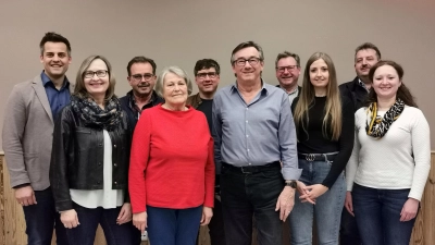 Das Vorstandsteam des VBW Oberviechtach-Schönsee mit Vorsitzenden Michael Hösl (Mitte) sowie links daneben Kassenführerin Erna Koller und Schriftführerin Gertraud Portner. Die Kasse prüfen Regina Hildebrand (von rechts) und Lisa Scherbl. Die Bürgermeister (hinten von links) Rudolf Teplitzky, Manfred Dirscherl, Gerald Reiter, Martin Prey und Reinhard Kreuzer gratulieren. (Bild: Gertraud Portner)