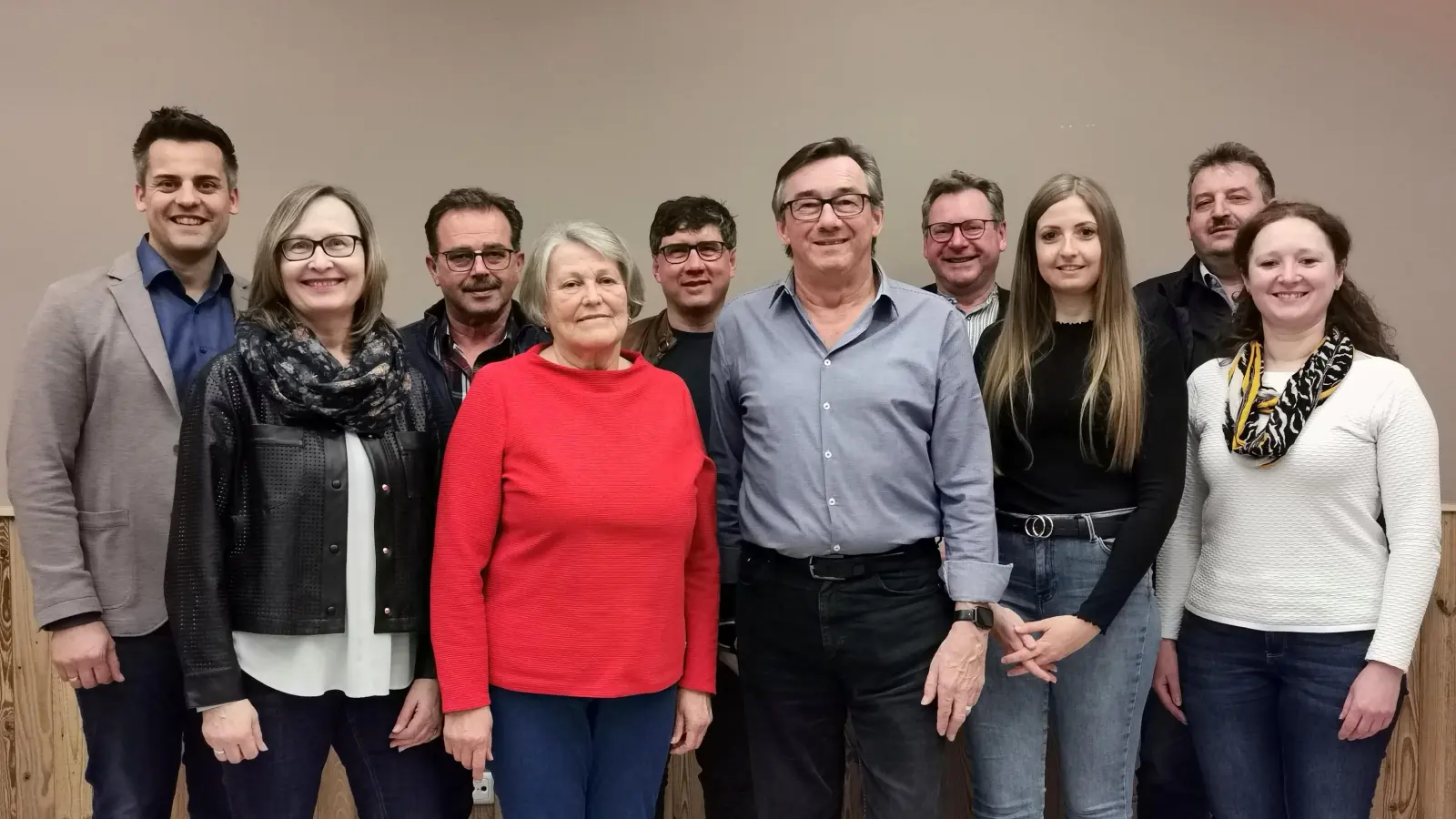 Das Vorstandsteam des VBW Oberviechtach-Schönsee mit Vorsitzenden Michael Hösl (Mitte) sowie links daneben Kassenführerin Erna Koller und Schriftführerin Gertraud Portner. Die Kasse prüfen Regina Hildebrand (von rechts) und Lisa Scherbl. Die Bürgermeister (hinten von links) Rudolf Teplitzky, Manfred Dirscherl, Gerald Reiter, Martin Prey und Reinhard Kreuzer gratulieren. (Bild: Gertraud Portner)