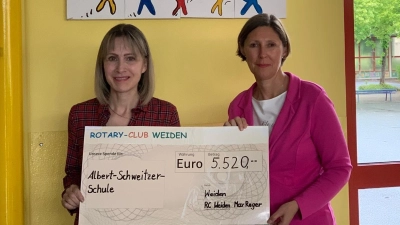 Viola Vogelsang-Reichl (rechts) vom Rotary-Club Weiden Max-Reger überreicht Schulleiterin Andrea Fröhler einen symbolischen Scheck. Mit dem Betrag wurde das Freiwilligenjahr eines Abiturienten an der Albert-Schweitzer-Schule finanziert. (Bild: Bärbel Troidl-Heyder)