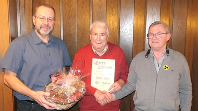 2. Vorstand Armin Kraus (li) und 1. Vorstand Richard Sperber (re) überreichen dem neuen Ehrenmitglied Dieter Halle, die Ehrenurkunde und einen Geschenkkorb (Bild: Dieter Eberl)