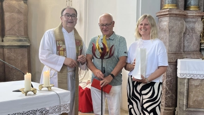 Kirchenpfleger Erich Weiß und Pfarrsekretärin Alexandra Deichler überreichen Herbert Mader die Geschenke des Pfarrgemeinderates und der Kirchenverwaltung (Bild: Dr. Martin Pöllath)