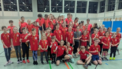 Die Kinder beider Vereine nach der Siegerehrung. (Bild: Sabine Schnurrer)