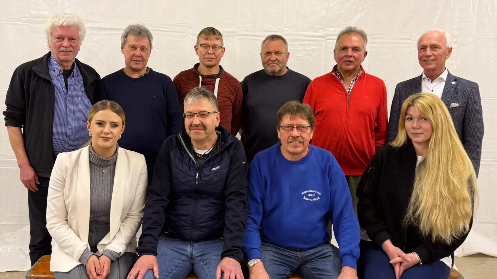 Vorstandschaft des KTZV Neusorg - stehend von links: Gerhard Schlicht, Harald Söllner, Michael Sturm, Hubert Heindl, Reinhold Kneidl, 1. Bürgermeister Peter König / sitzend von links: Mirian Rosenberger, Siegbert Rauch, Martin Schreyer, Alina Bartos. (Bild: Mirian Rosenberger )