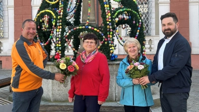 v.l.n.r. Bauhofleiter Alexander Lang, Meta Fichtner, Gabi Fröhlich, und Erster Bürgermeister Sebastian Giering vor dem Osterbrunnen am Stadtplatz in Neustadt/WN. (Bild: Julia Fienz)