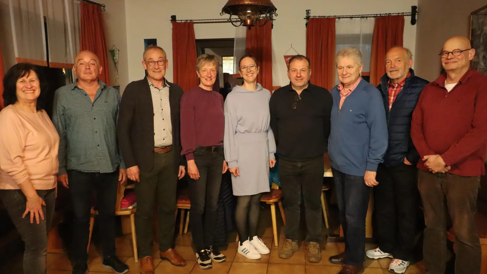 Michaela Hetzenecker (v.l.), Dritter Bürgermeister Gerhard Schnabel, Erster Bürgermeister Erwin Geitner, Petra Haas, Franziska Bösl, Vereinvorsitzender Hubert Haas, Albert Kräuter, Werner Meiler, Sigurd Engelmann (Bild: Michael Rabenhofer )