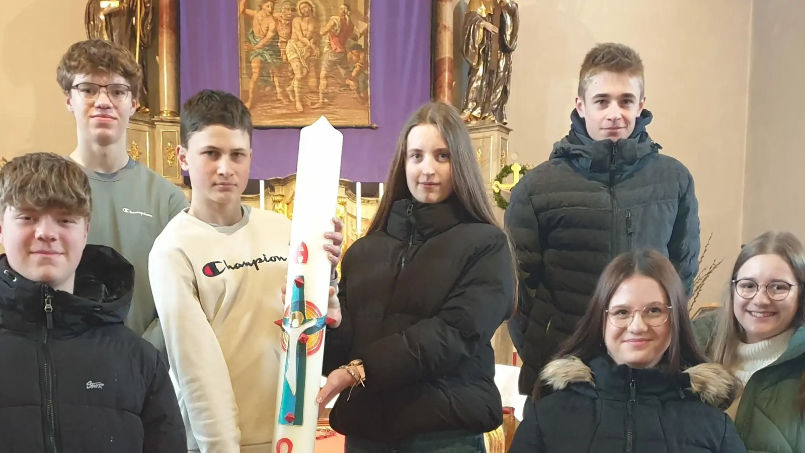Ministranten bastelten die Osterkerze für die Wiesauer Pfarrkirche. Im Bild (vordere Reihe, von links) Jannis Zrenner, Nina Löw, Maria Sailer, (hintere Reihe, von links) Thomas Mehler, Leonhard Korb, Lina Grabe, Johannes Gleißner. (Bild: Pfarramt Wiesau/exb)
