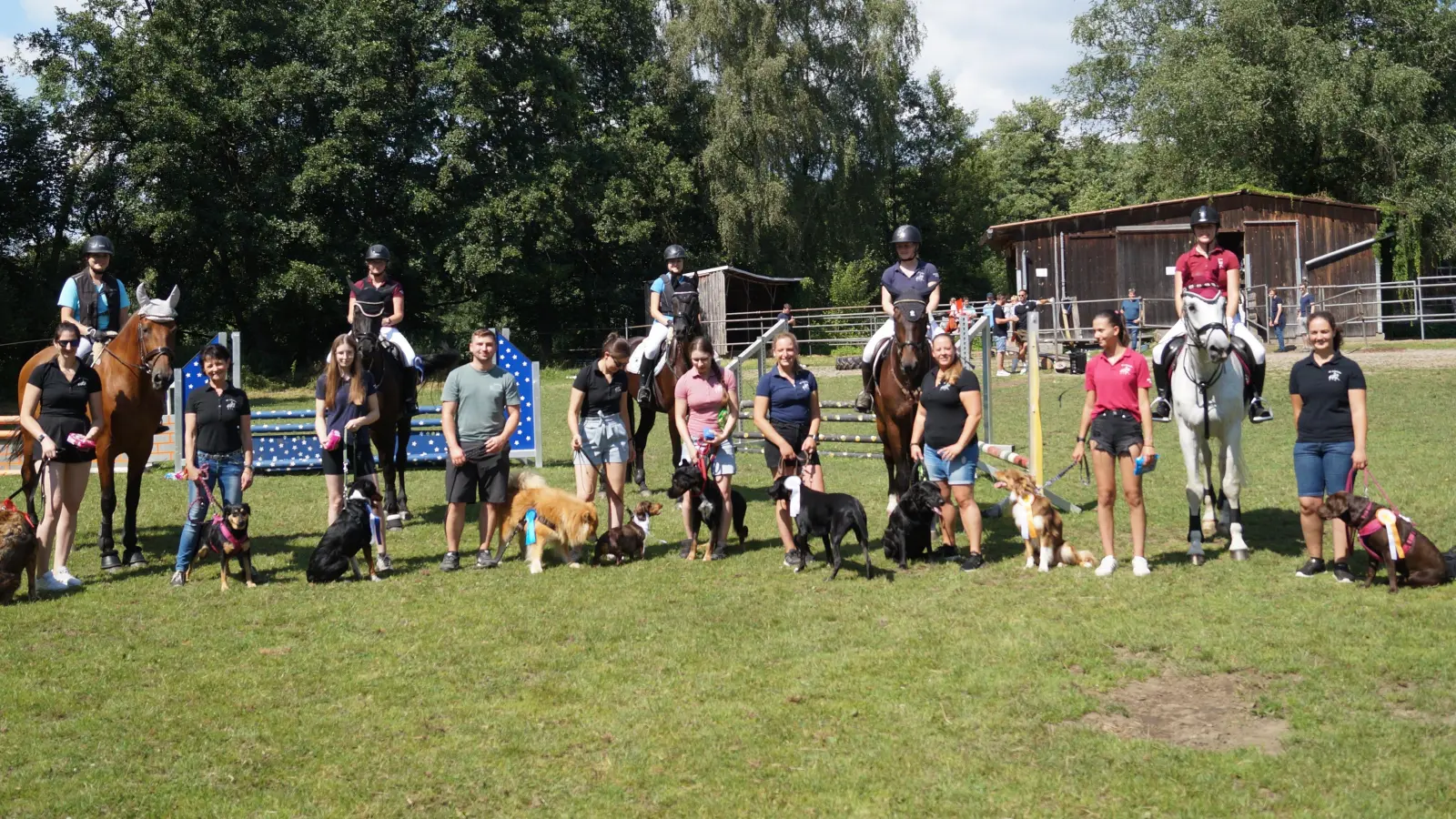 Gruppenbild, von links nach rechts: Carolin Schrembs, Nadine Morawietz, Sabine Morawietz, Martina Schramm, Stefanie Lewis, Dalton Lewis, Eva-Marie Streubel, Anna Vollath, Bianca Schramm, Lisa Würth, Eva Sperber, Sophie Meier, Laura Sticht, Corinna Mark, Jessica Schraml.<br> (Bild: Patricia Mark)