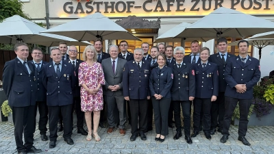Aufwartung für verdiente Floriansjünger: KBR Christof Strobl (5.v.l.), Bürgermeisterin Brigitte Bachmann im bunten Kleid und Landrat Richard Reisinger (8.v.l.). Die Geehrten sind Michael Loos-Knarr (2.v.r.), Stefan Pilhofer (3.v.r.), Roland Schmid (4.v.r.), Thomas Pickel (5.v.r.), Christian Schötz (6.v.r.), Matthias Franz (10.v.r.), Günter Oberleiter (rechts) und Rainer Utz (3.v.r.).  (Bild: Michaela Beierl)