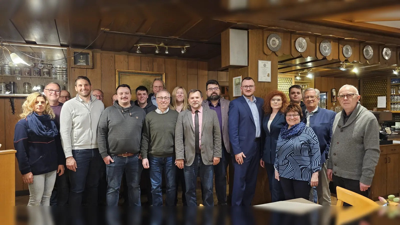 Ortsvorsitzender Dr. Patrick Fröhlich (6.v.r.) freute sich gemeinsam mit 1. Bürgermeister Stefan Frank (7.v.r.) und 2. Bürgermeister Günter Koller (8.v.r.) über einstimmige Wahl und die gute Stimmung bei der CSU Sulzbach-Rosenberg. (Bild: Patrick Fröhlich)