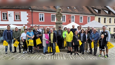 Gut gelaunt, durstig und neugierig – Startschuss zur Bierführung am Löwenbrunnen. (Bild: Walter Heldrich)