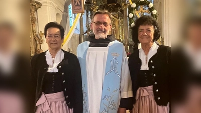 Die „Zupfer-Moidln“ Waltraud (rechts) und Renate gestalteten a capella die Maiandacht in St. Felix. Den Erlös in Höhe von 487,60 Euro übergaben sie Guardian Pater Stanislaus für die Ugandahilfe.  (Bild: Martin Staffe)