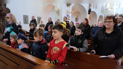 „Fasching - Gott liebt das Lachen“. Unter diesem Motto wurde der Faschingssonntag in der katholischen Pfarrkirche St. Johannes gefeiert. (Bild: Fred Lehner)