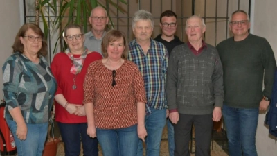 Von links: Petra Bauer, Uschi Malzer, 1. Vorstand Volker Pöhlmann, Doris Schraml, Arnold Schraml, Maximilian Anzer, Karl-Heinz Wegmann, 1. Bürgermeister der Gemeinde Pullenreuth Hubert Kraus (Bild: Helmut Greger)