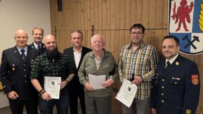 v.li. Vorsitzender Christian Krieger, Kommandant Markus Zagel, Sven Berner, Bgm. Hermann Böhm, Hans Flierl, Bernhard Kohler, KBI Michael Iberer  (Bild: Thomas Sadlo)
