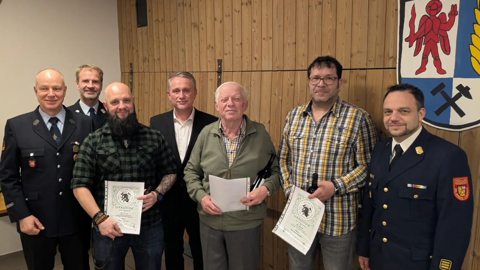 v.li. Vorsitzender Christian Krieger, Kommandant Markus Zagel, Sven Berner, Bgm. Hermann Böhm, Hans Flierl, Bernhard Kohler, KBI Michael Iberer  (Bild: Thomas Sadlo)