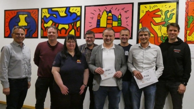 Der erste Gewinner des Preisschafkopfs war Wolfgang Nickl aus Weiden (vorne rechts), während Leuchtenbergs Bürgermeister Anton Kappl (vorne Mitte) den zweiten Platz belegte und Sigi Lehner aus Burgtreswitz (hinten, zweiter von links) als Dritter hervorging. (Bild: Hans Wiesent)