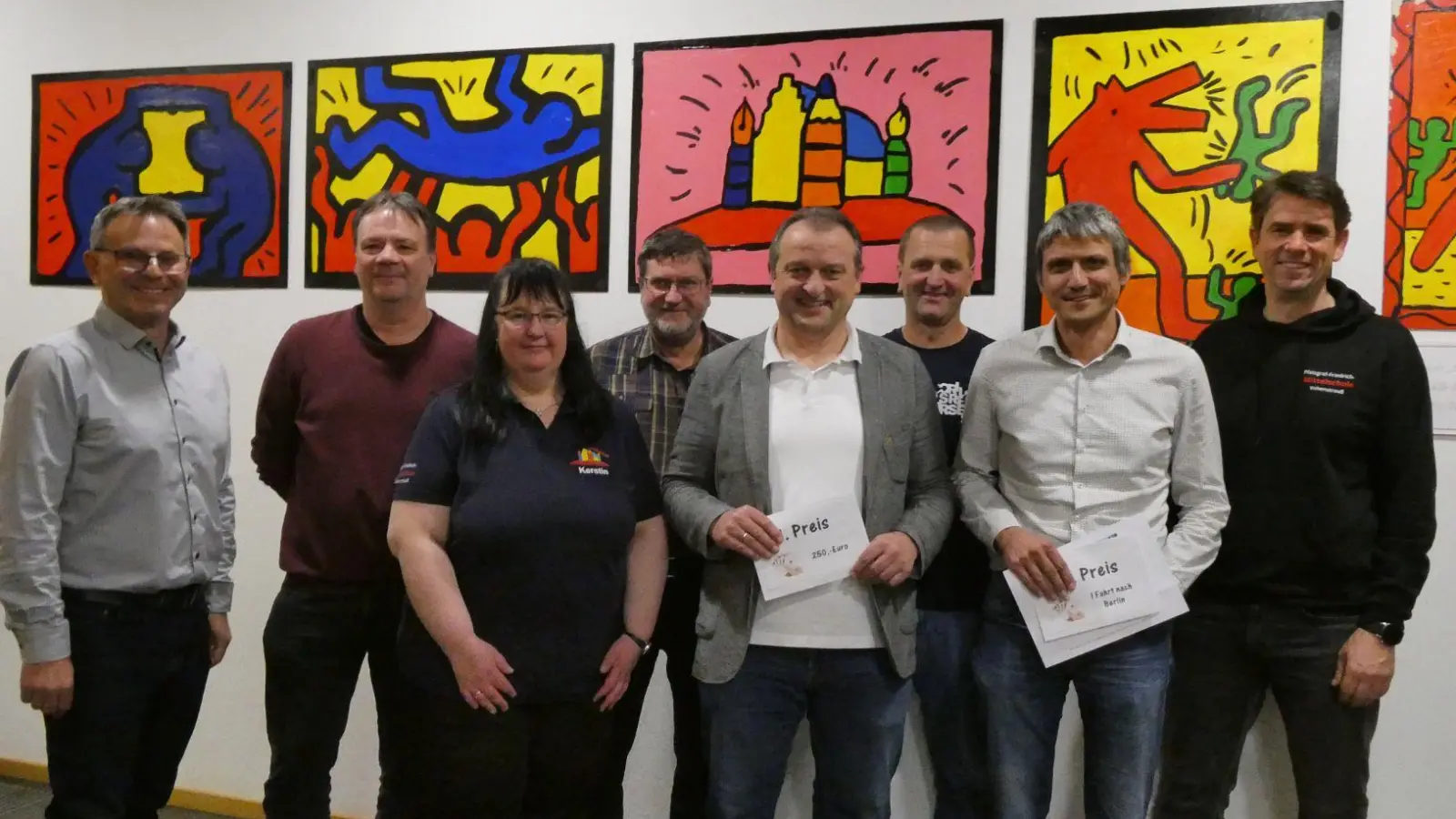 Der erste Gewinner des Preisschafkopfs war Wolfgang Nickl aus Weiden (vorne rechts), während Leuchtenbergs Bürgermeister Anton Kappl (vorne Mitte) den zweiten Platz belegte und Sigi Lehner aus Burgtreswitz (hinten, zweiter von links) als Dritter hervorging. (Bild: Hans Wiesent)