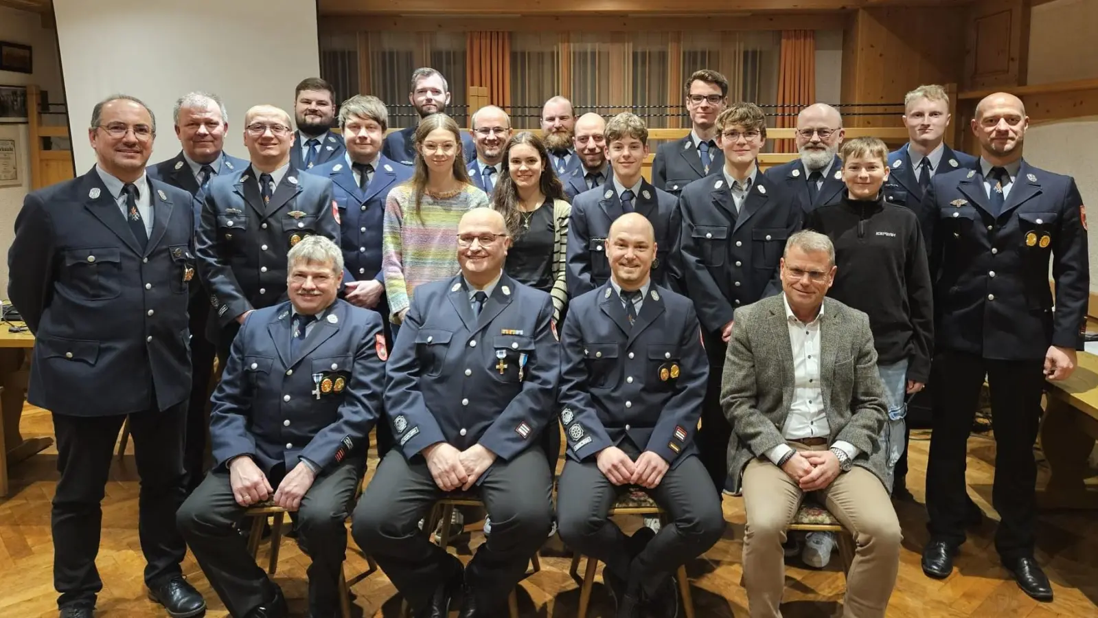 Zahlreiche Ehrungen bei der Feuerwehr Neuhaus und dazu eine ganz besondere. Andreas Bogner (sitzend zweiter von links) wird zum Ehrenkommandant ernannt. (Bild: Manuel Windschiegl)