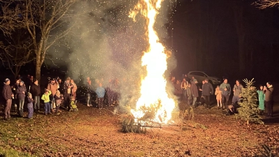 Ausgedienten Christbäume gehen in Flammen auf (Bild: Thomas Dotzler)