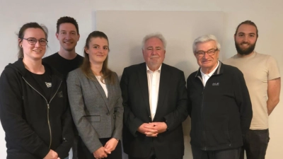 Das Bild zeigt (von links) 2. Vorsitzende Anne Habedank, Kassier Florian Sammüller, 1. Vorsitzende Kathrin Bachmeier, 2. Bürgermeister Peter Gold, Ehrenmitglied Gerhard Legat und sportlicher Leiter Lukas Bachmeier-Philipp. (Bild: Kathrin Bachmeier )