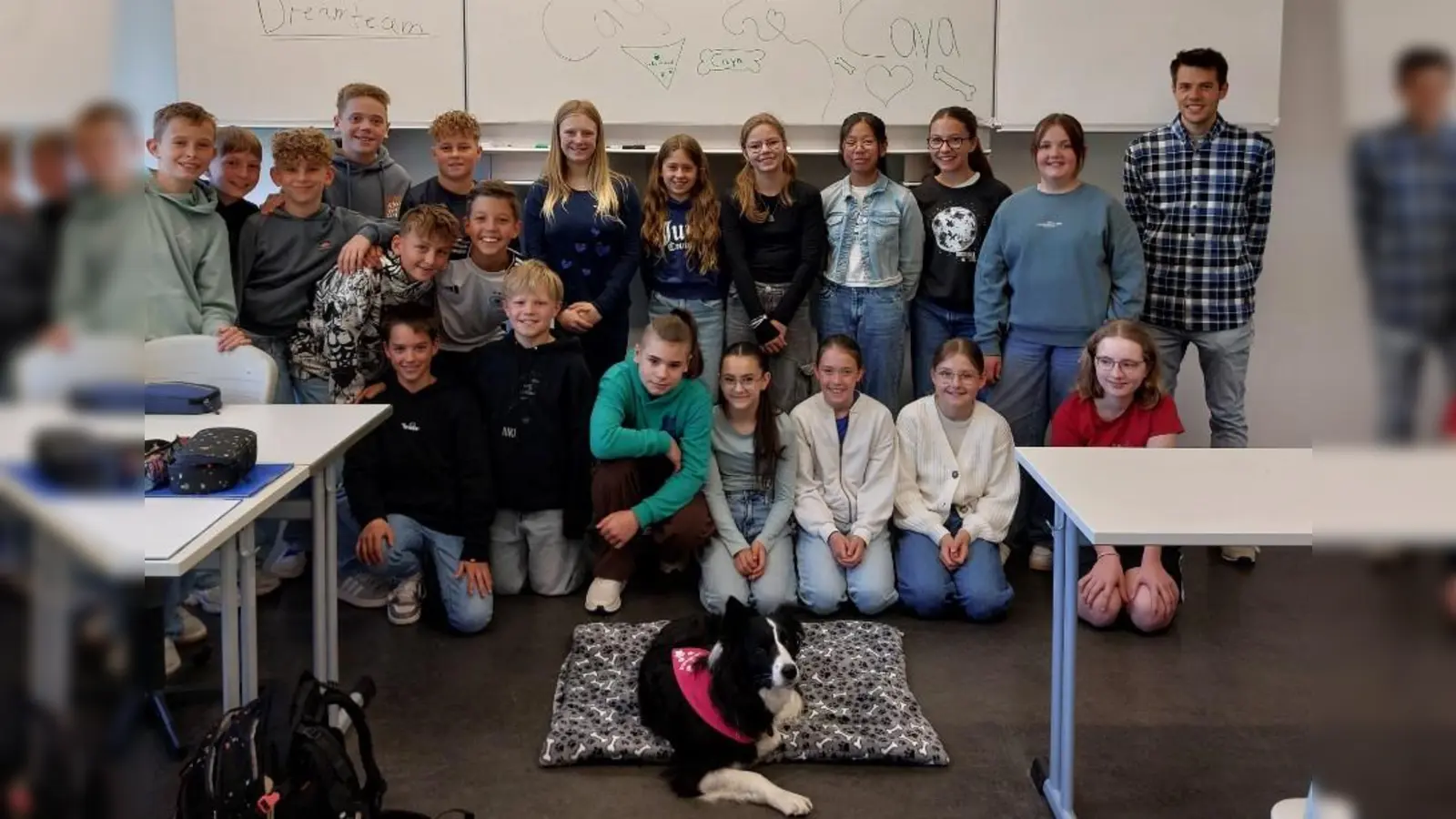 Die Klasse 6d des Stiftland-Gymnasiums mit Mathelehrer Silas Müller und Schulhündin Caya  (Bild: Silas Müller )