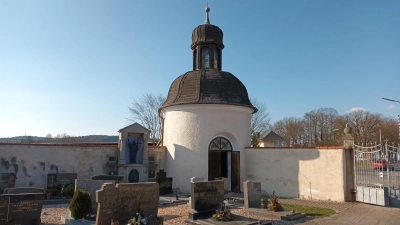 Die Zukunft der Pressather „Heldenkapelle” beschäftigte einmal mehr den Förderverein für kirchliche und soziale Zwecke. Dessen Vorstand sagte zu, sich an der von Pfarrer Edmund Prechtl angekündigten Dachsanierung finanziell zu beteiligen. (Bild: Bernhard Piegsa)