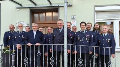 Ehrenvorsitzender Michael Kindl mit der Vorstandschaft der FF Oberlind (Bild: Markus Kindl)