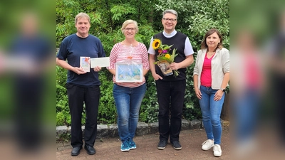 Hildegard Rauch (2. von links) bei der offiziellen Verabschiedung mit (v. l. n. r.) Kirchenpfleger Günter Weigl, Pfarrer Michael Jakob und Einrichtungsleitung Tanja Kaschny.  (Bild: Daniela Überschaer)