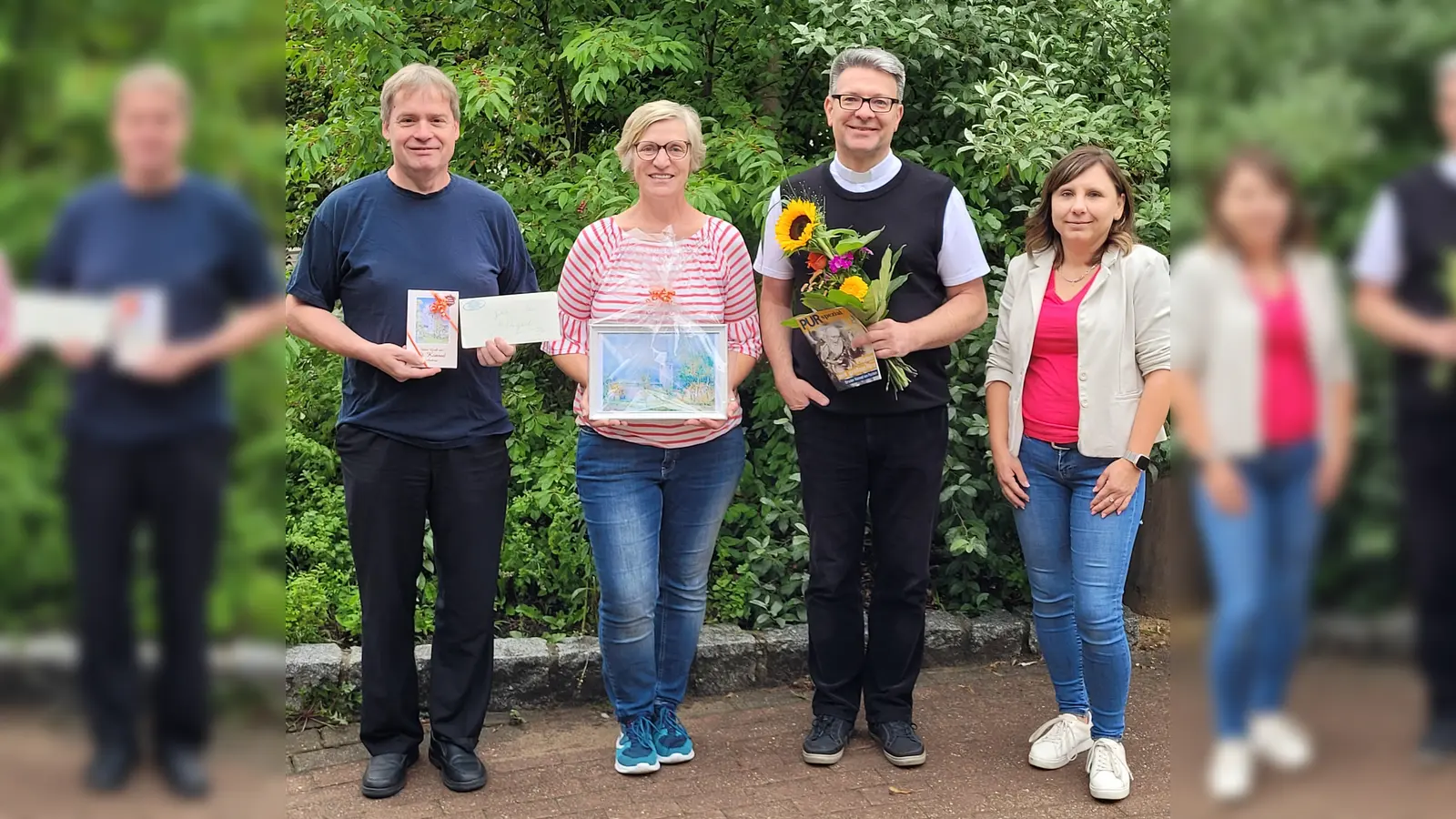 Hildegard Rauch (2. von links) bei der offiziellen Verabschiedung mit (v. l. n. r.) Kirchenpfleger Günter Weigl, Pfarrer Michael Jakob und Einrichtungsleitung Tanja Kaschny.  (Bild: Daniela Überschaer)