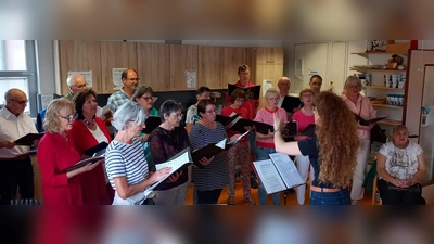Mit seiner Serenade, die wegen des Wetters vom Garten ins Heim verlegt wurde, bereitete der Gemischte Chor unter Leitung von Jana Müller (am Dirigentenpult) den Bewohnern des BRK Seniorenwohn- und Pflegeheims St. Barbara und den Gästen einen stimmungsvollen und kurzweiligen Abend. Sitzend die Vorsitzende Renée Ehringer-Hoffmann. (Bild: Rudolf Wild)