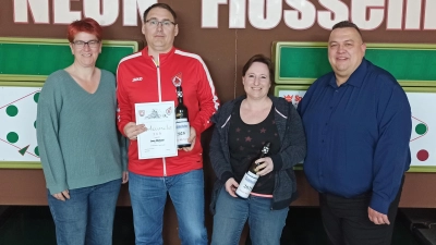 von links: Evi Windschügl (Sportwartin), 1. Clubmeister Herren, Michael Jung, 1. Clubmeisterin Kerstin Stahl, Sebastian Körn (Vorstand) (Bild: Hans-Jürgen Janker)
