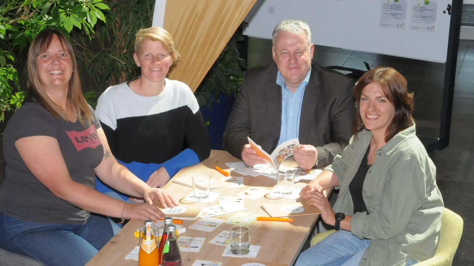 Simone Turner, Anita Kinscher, Landrat Richard Reisinger und Anja Vogl (v.l.). (Bild: Joachim Gebhardt)