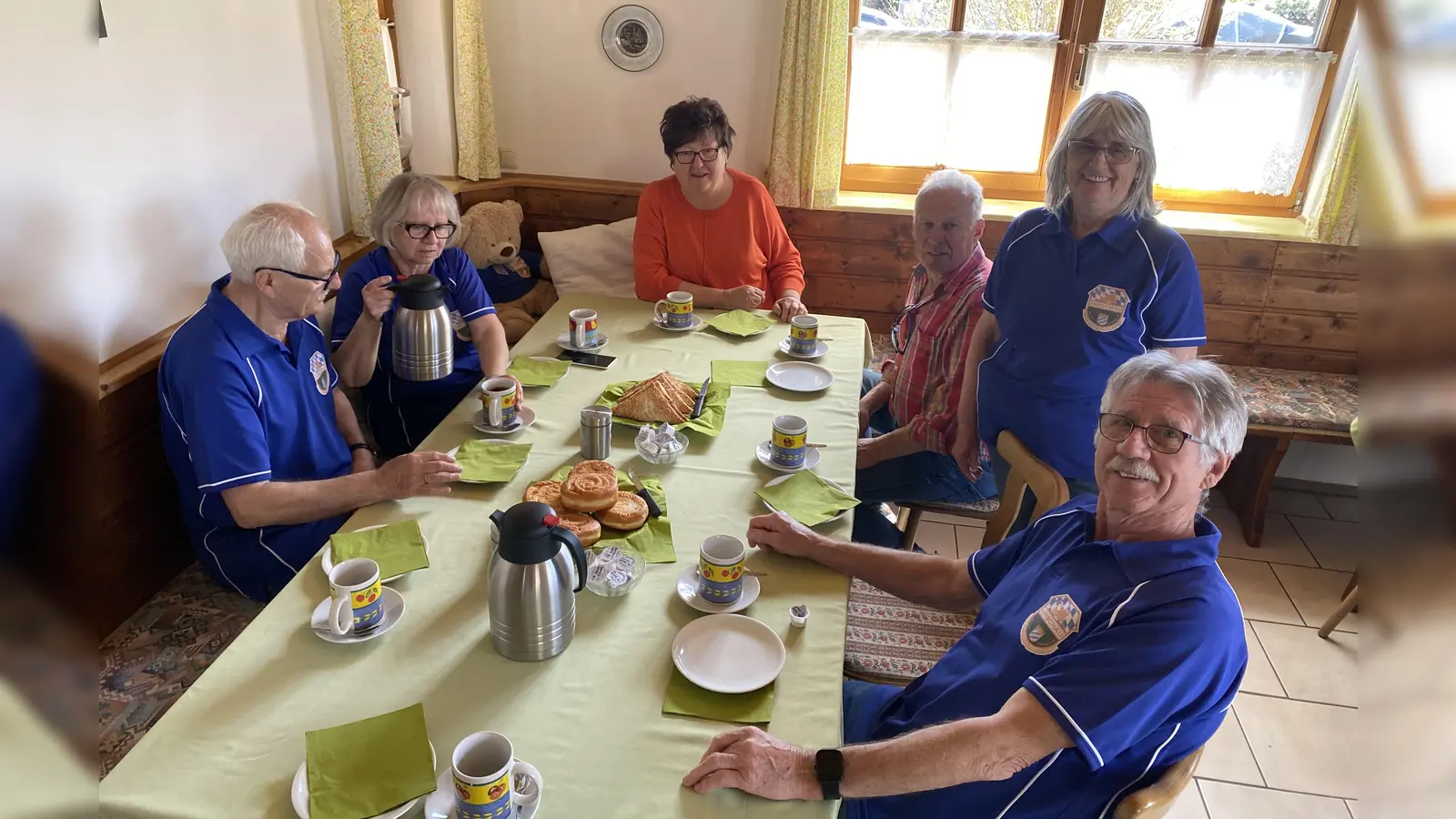 Gemütliches Beisammensein bei Kaffee und Kuchen nach der Wanderung (Bild: Richard Hack)