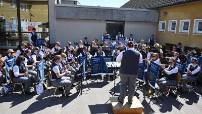 Viele Besucher waren der Einladung gefolgt, der Schulhof war voll belegt und alle Musiker vom Orchester und den anderen WVK-Gruppen spielten ausgezeichnet auf. (Bild: Lena Wiesnet)