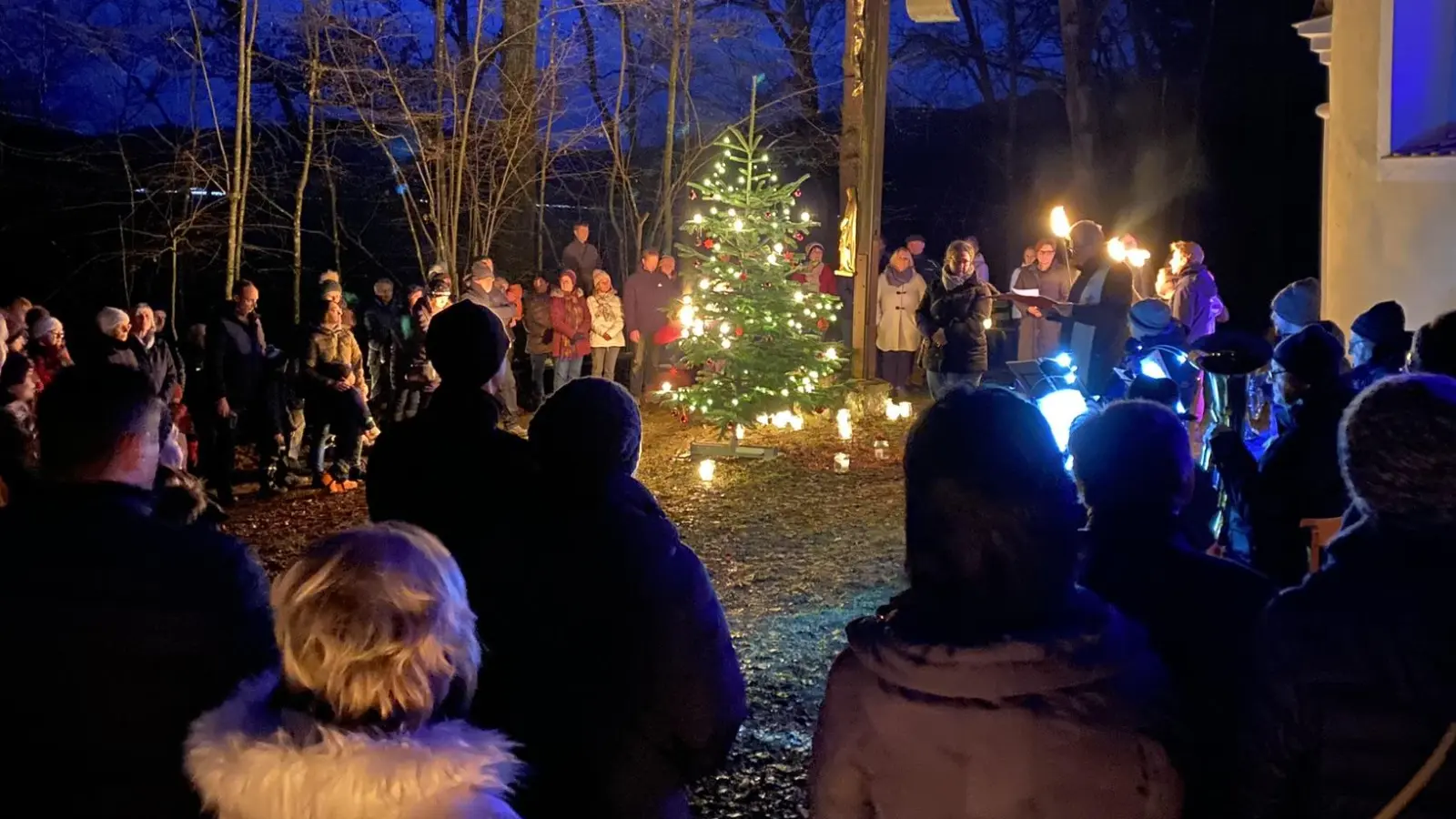 Eine Nabburger „Waldweihnacht” ganz nach dem Geschmack der Besucher - mit besinnlichem Auftakt bei Kerzen- und Fackelschein, Musik und Texten, danach Glühwein und Bratwürstl. (Bild: aub)