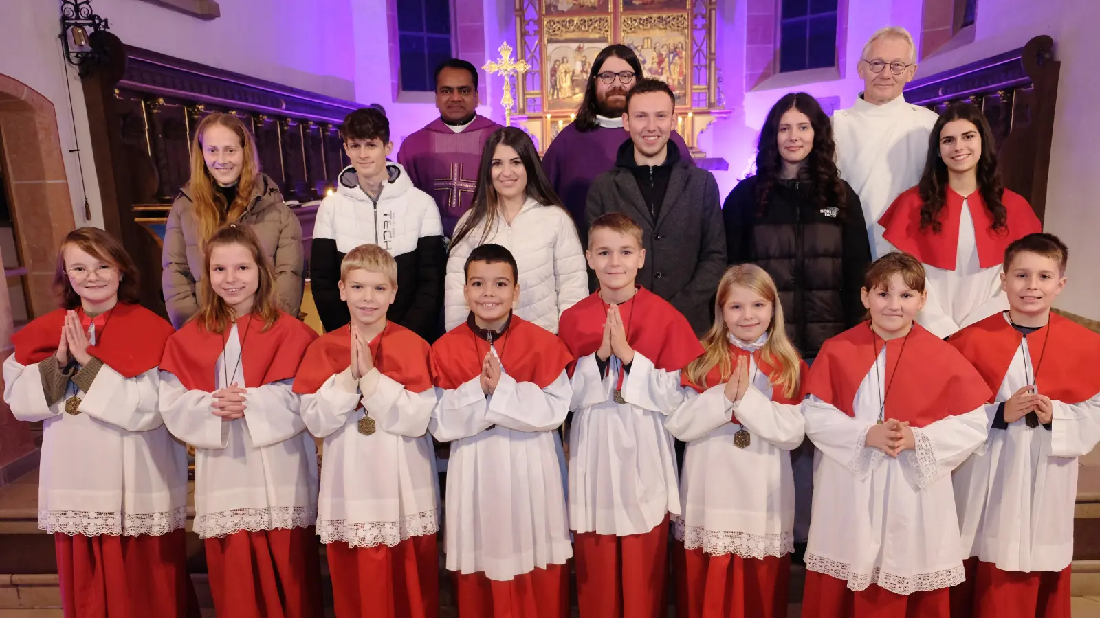 9 neue „Lausbuben Gottes” verstärken künftig das Ministrantenteam der Pfarrei St. Laurentius. 6 bewährte Messdiener/innen wurden verabschiedet. Unser Bild zeigt die neuen und die Ex-Minis mit Stadtpfarrer Johannes Bosco, Pfarrvikar Dr. Joby Kavungal, Pastoralreferent Alfred Kick und Gruppenleiterin Anna Kastl. (Bild: Robert Dotzauer)