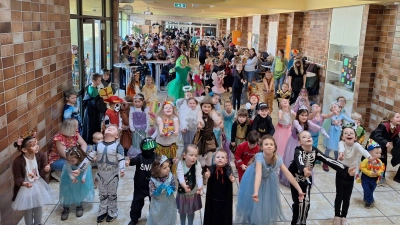 Volles Haus beim Kinderfasching in Schmidgaden.  (Bild: Anita Ries)