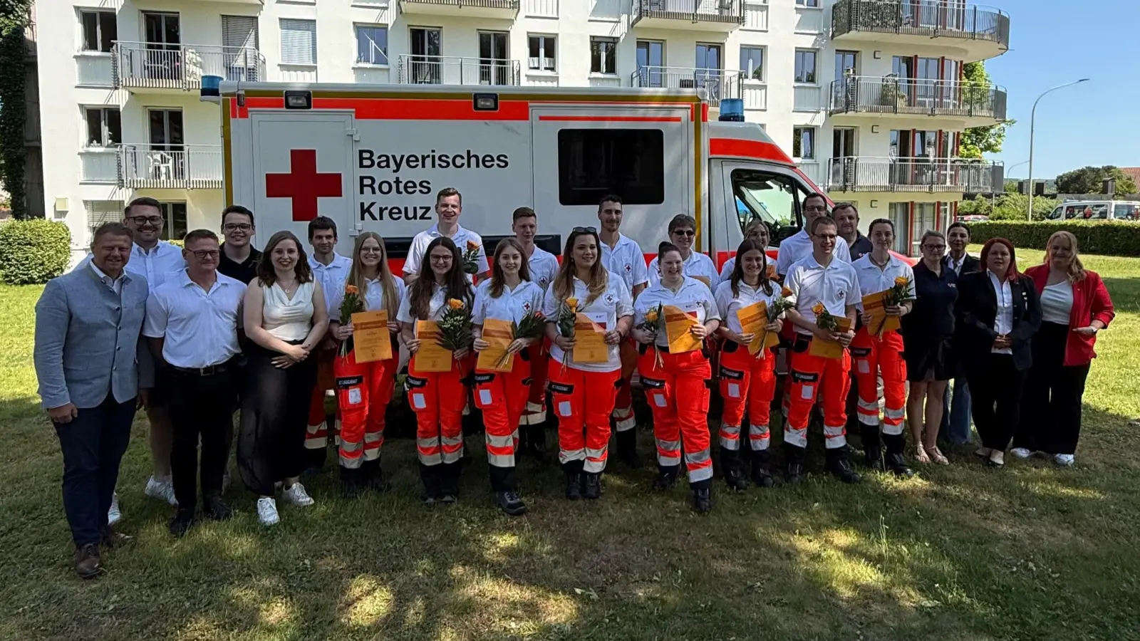 15 angehende Rettungssanitäter beim Kreisverband Tirschenreuth im BRK. Mit am Foto: erster stellvertretender Kreisvorsitzender Stefan Grillmeier (links), Kreisgeschäftsführer Sven Lehner (Zweiter von links) sowie Lehrgangsleiterin Melissa Wagner, Kreisbereitschaftsleiterin Verena Völkl, Chefärztin Susanne Brückner, stellvertretende Rettungsdienstleiterin Yvonne Schott (von rechts) und die Ausbilder. (Bild: Sebastian Tröger)