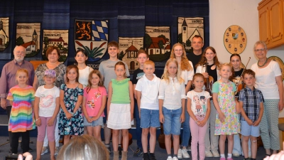 Die Schüler der Musikschule Moosbach präsentierte zum Abschluss des Schuljahres Stücke am Klavier, Violine und Cello. Sie wurden mit Applaus belohnt. Darüber freuten sich auch ihre Lehrkräfte. (Bild: Peter Garreiss )