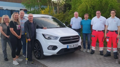 von links nach rechts Gisela Koenig, Sarah Hecht, Winfried Hecht, Josef Zant, Markus Fichtner, Rudi Mark vom Förderverein Moorweiher e.V., Thomas Wagner und Lukas Gallasch vom BRK, mit dem neuen Einsatzauto der Helfer vor Ort  (Bild: Tobias Walter)